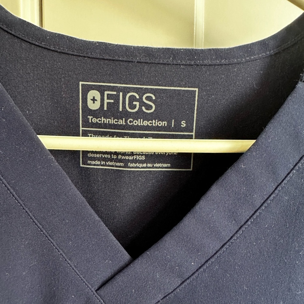 Figs Scrub Top - Men’s Navy Slim Leon Three-Pocket scrub top